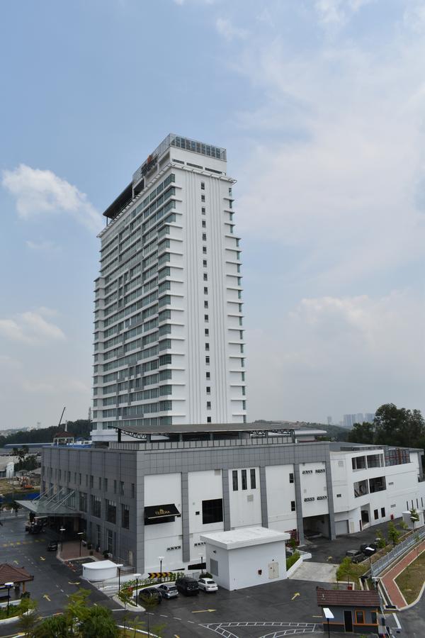 Tenera Hotel Bangi Exterior foto The 10-storey tower of the hospital